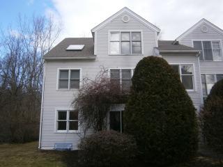 35 Salem Pl, Amherst, MA 01002-1888