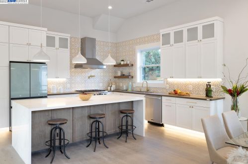 5926 Dover St, Oakland CA  94609-1426 exterior