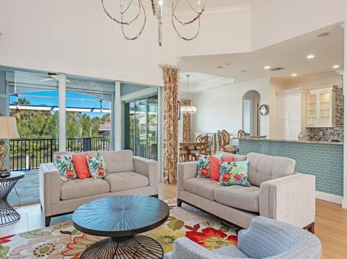 451 Oak Ave, Naples, FL 34108-2324