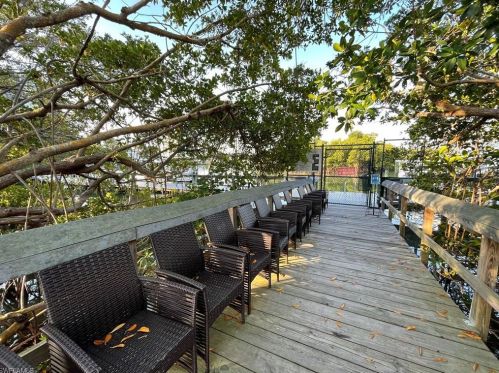 585 Club Side Dr, Naples FL  34110-6027 exterior