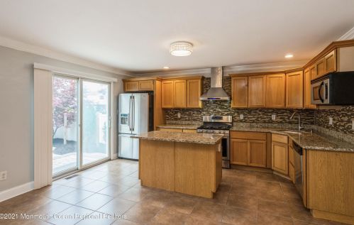 317 Pine St, Middletown NJ  07748-5545 exterior