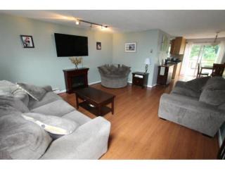 13 Fieldstone Dr, Londonderry NH  03053-2715 exterior