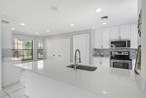 2662 La Lique Cir, West Palm Beach FL  33410-1415 exterior