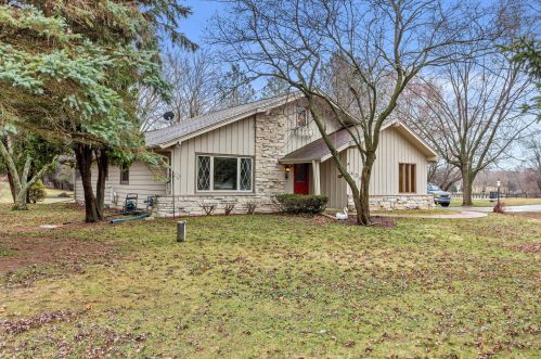 436 Cregennan Bae, Wales, WI 53183-9601
