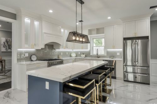 15 Mead Ln, Westbury NY  11590-6303 exterior