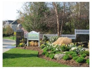 13 Crestview Ln, Danbury CT  06810-7162 exterior