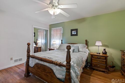 291 Park Dr, Woodbridge NJ  07095-0020 exterior