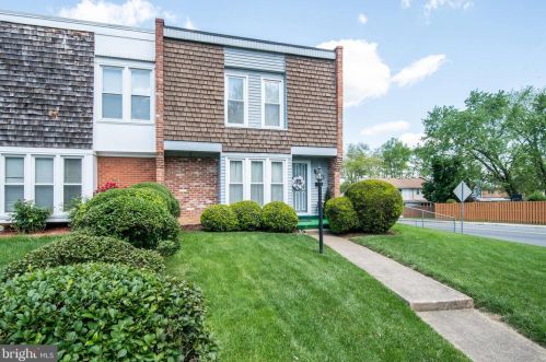301 Roanoke Dr, Leesburg, VA 20175-4006