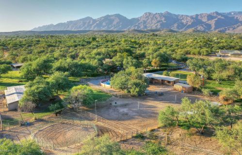 8230 Woodland Rd, Tucson, AZ 85749-9574