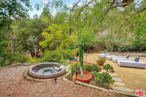 1719 Oak Dr, Topanga CA  90290-4025 exterior