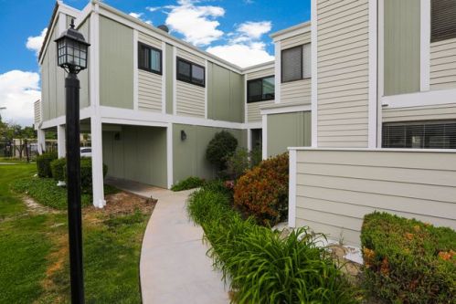 27069 Crossglade Ave, Santa Clarita CA 91351-4112 exterior