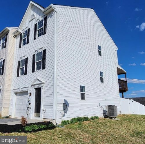 184 Rumbling Rock Rd, Hedgesville, WV 25427-4439