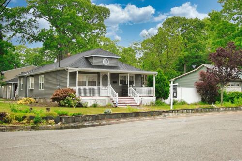 111 Hunter Ave, Babylon, NY 11703-4601