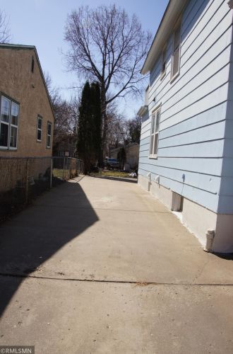 862 4th St, Saint Paul, MN 55106-5145