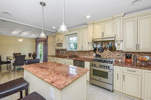 112 Jefferson Ave, North Bellmore, NY 11710-2618