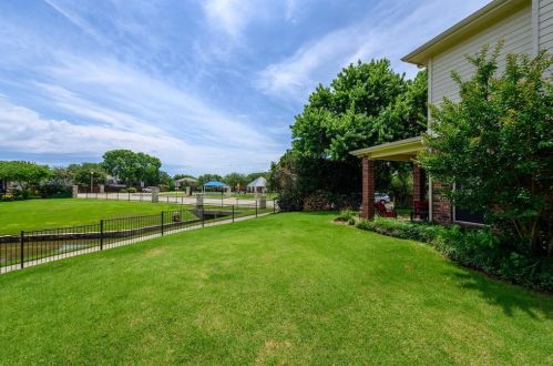 2112 Huron Cir, Denton TX  76210-2951 exterior