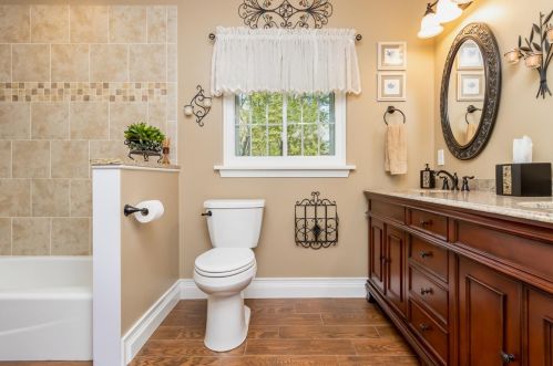 560 Woodlawn Dr, Valpo IN  46385-3347 exterior