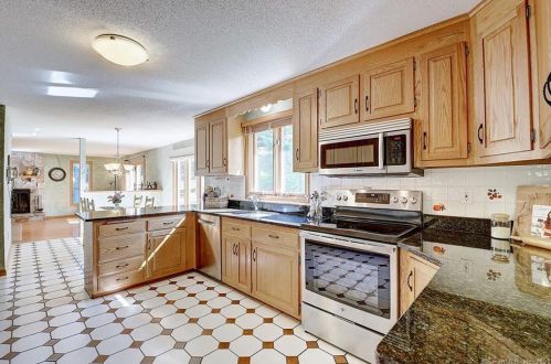 74 Buckingham Dr, Glastonbury CT  06033-2733 exterior