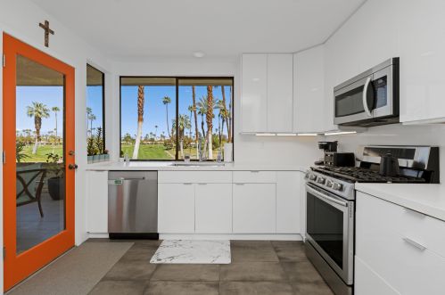 16 Palomas Dr, Rancho Mirage CA  92270-4747 exterior