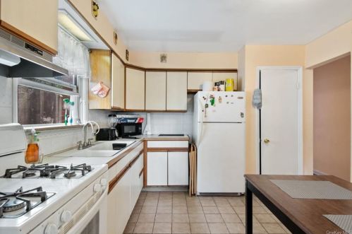 1 Jones Pl, White Plains NY  10606-2218 exterior