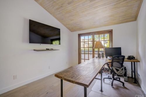 22540 Jameson Dr, Calabasas CA 91302-5857 exterior