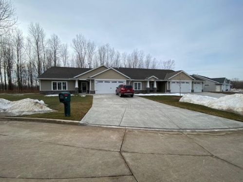 411 Maple Leaf Ct, Manitowoc, WI 54220