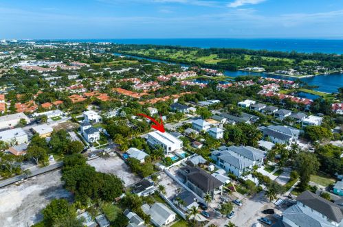 724 Lake Ave, Delray Beach FL  33483-5928 exterior