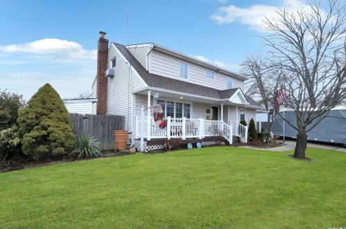 42 Edmore Ln, West Islip, NY 11795-4000
