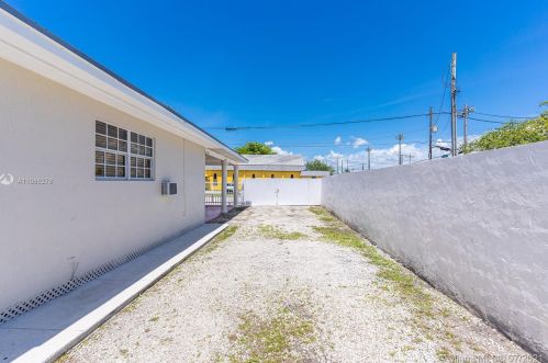 2259 5th Ave, Hialeah FL  33010-2104 exterior