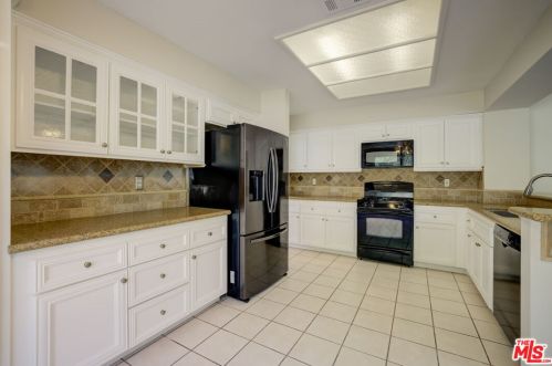 26520 Mistletoe Ct, Santa Clarita CA  91355-3525 exterior