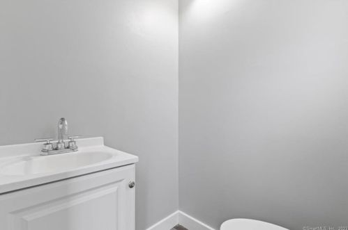 19 Waller Ct, United States Coast Guard Ac CT  06320-5217 exterior