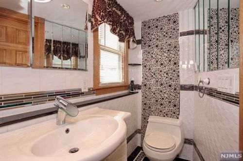 19 Elmhurst St, Elmwood Park NJ  07407-1320 exterior