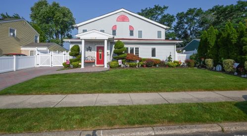 4147 Florence Rd, Bethpage, NY 11714-6207