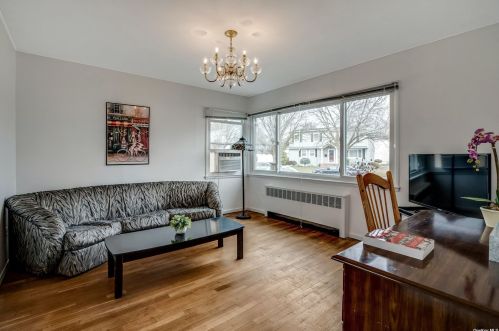 230 Gilling Rd, Seaford NY  11783-1003 exterior