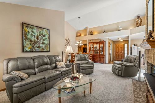 1820 Penhurst Way, Waukesha, WI 53186-1213