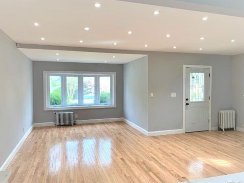 135-20 218th St, Jamaica, NY 11413-1131