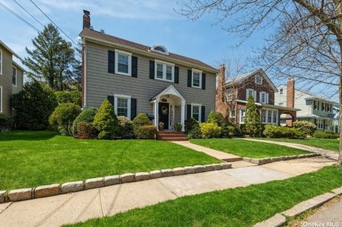 90 Geranium Ave, Floral Park, NY 11001-3035