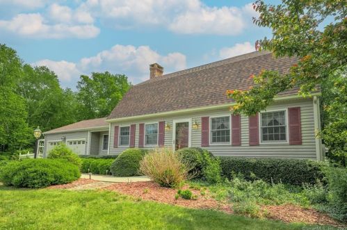 50 Strawberry St, Norwich, CT 06351-2836