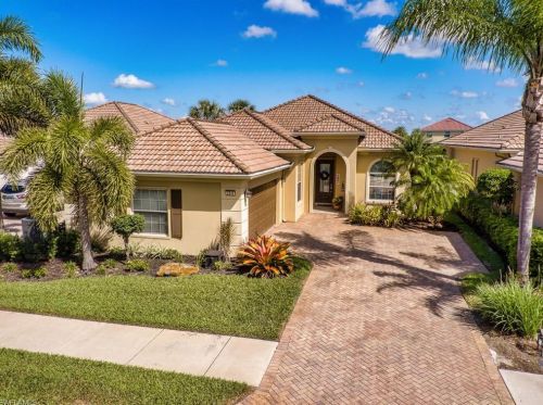 2242 Heydon Cir, Naples, FL 34120-4584