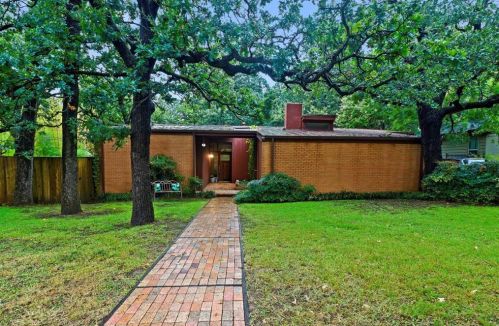 1109 Hopkins Dr, Denton, TX 76205-8189