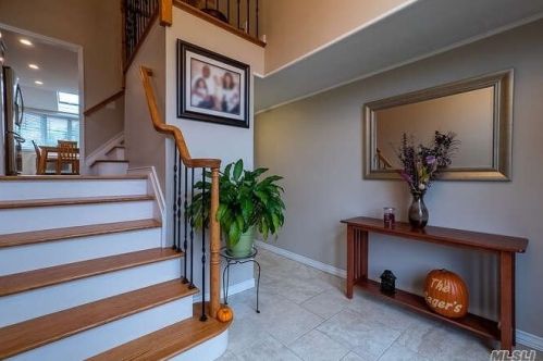39 Barry Dr, Westbury, NY 11590-2801