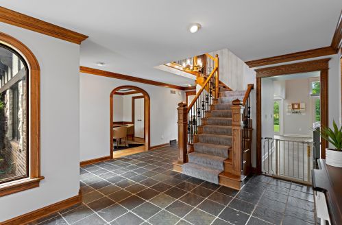 10206 Kenilworth Cir, Thiensville, WI 53092-8400