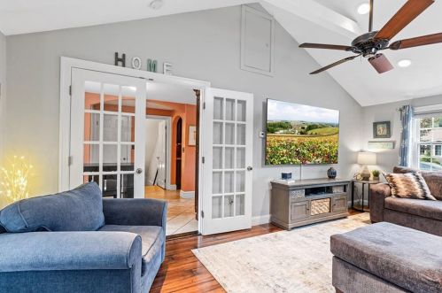 42 Pelham Pkwy, North Providence RI  02911-2915 exterior