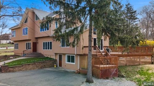 17 Hickory Dr, Oakland, NJ 07436-2606