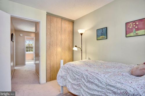 2376 Hunters Square Ct, Herndon VA  20191-2818 exterior