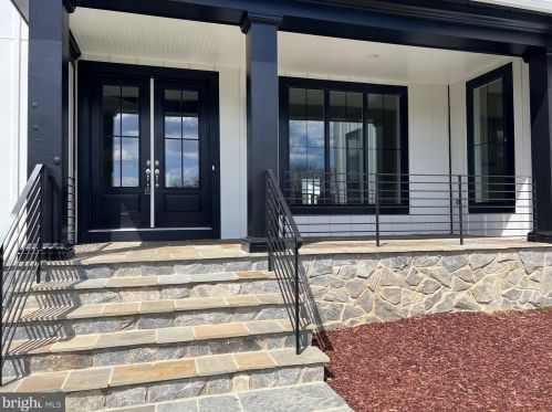 7072 Idylwood Rd, Falls Church, VA 22043-1511