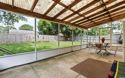 15 Grayley Pl, Huntington Station NY  11746-3112 exterior