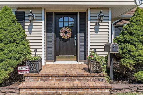 41 Middle Rd, Blue Point, NY 11715-1917