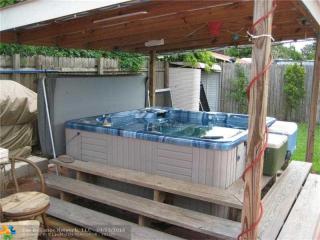 211 68th Ter, Hollywood FL  33024-7527 exterior