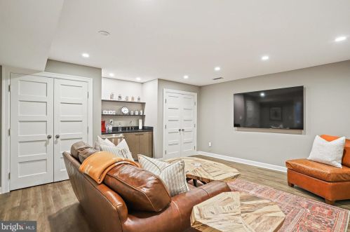810 Hickory Vale Ln, Great Falls VA  22066-2810 exterior
